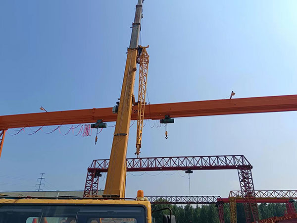 兩噸龍門吊安裝現(xiàn)場(chǎng)